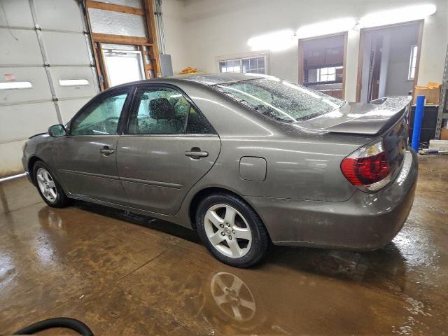 Toyota Camry Le Image 8