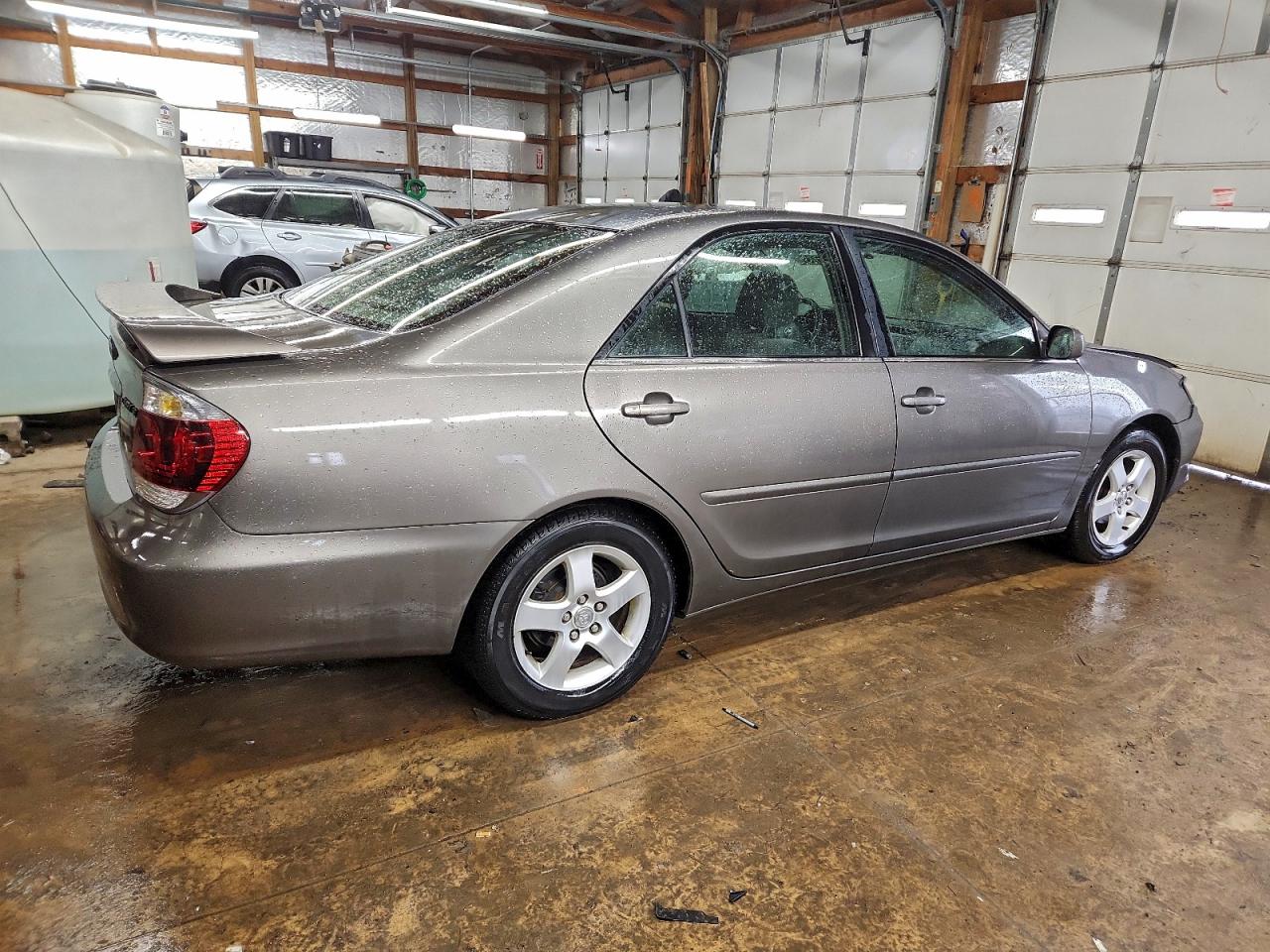 Toyota Camry Le Image 6