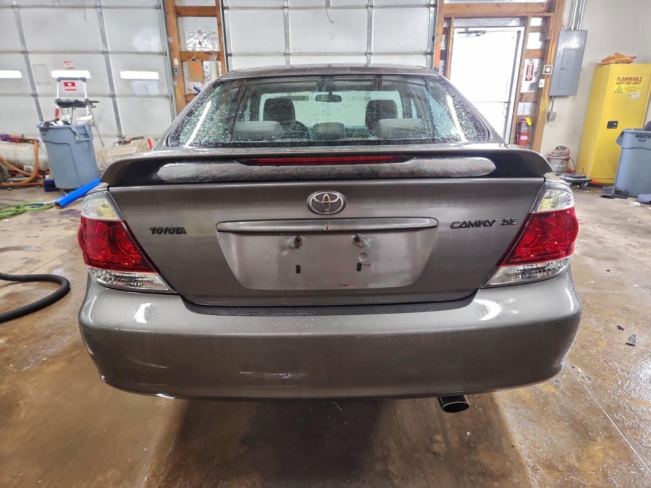 Toyota Camry Le Image 4