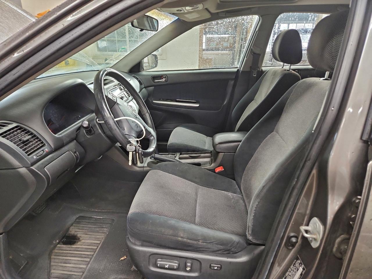 Toyota Camry Le Image 3