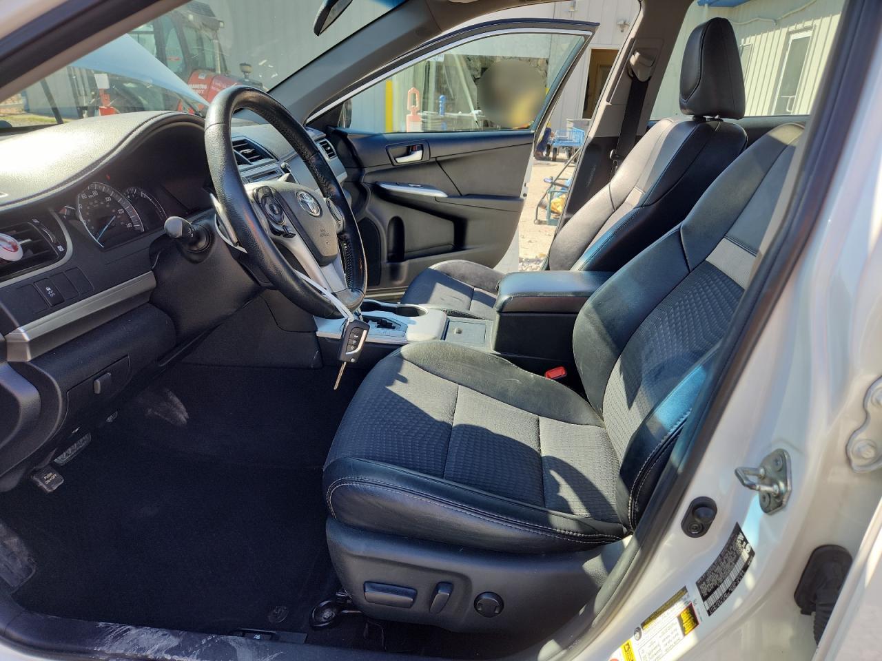 Toyota Camry Base Image 12