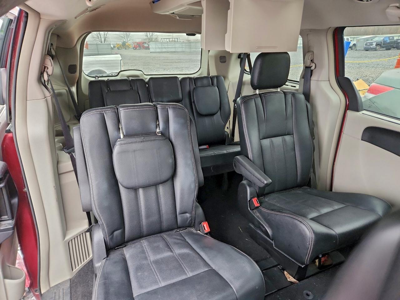 Chrysler Minivan Touring L Image 3