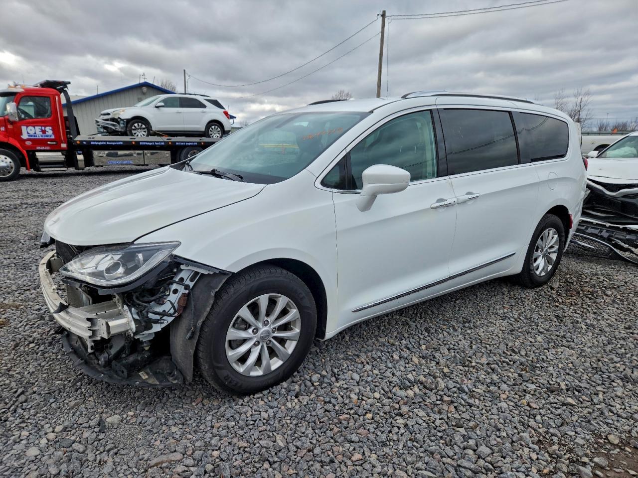 Chrysler Pacifica Touring L Image 1