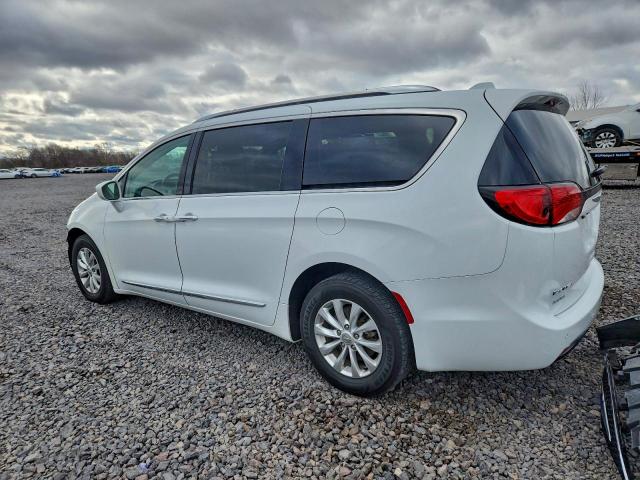 Chrysler Pacifica Touring L Image 3