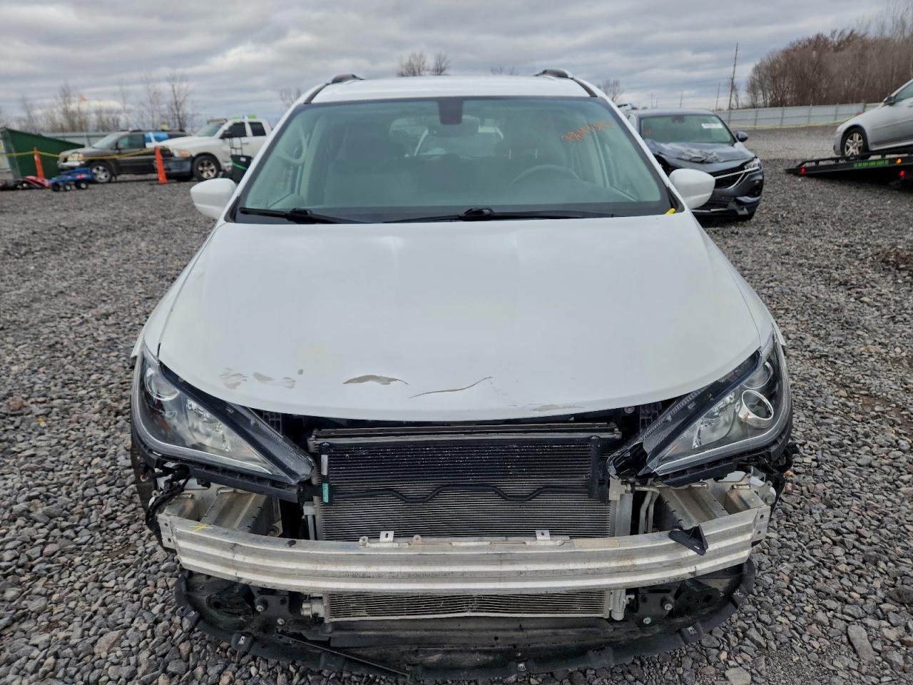 Chrysler Pacifica Touring L Image 4