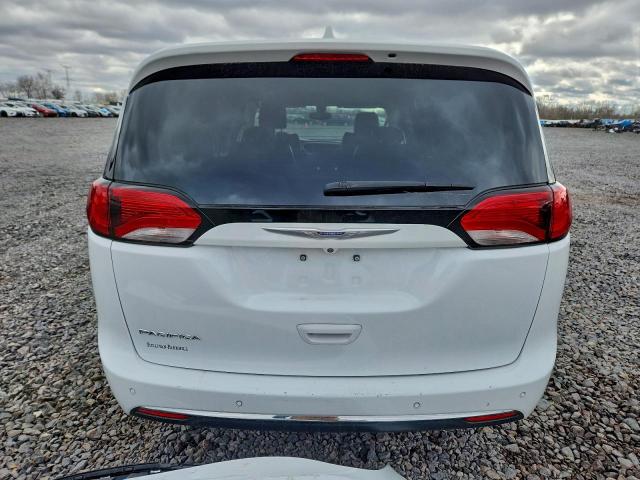 Chrysler Pacifica Touring L Image 10