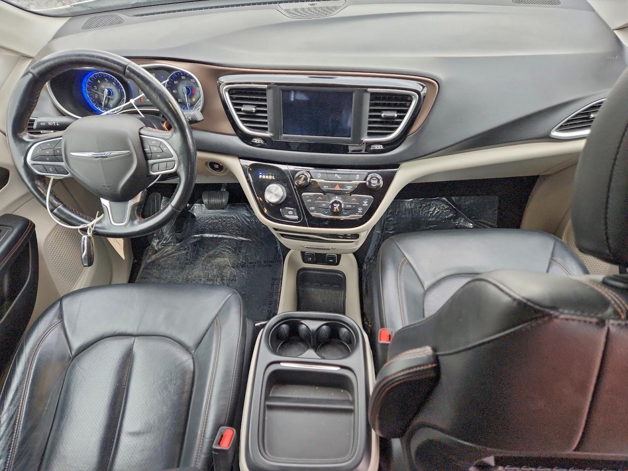 Chrysler Pacifica Touring L Image 5