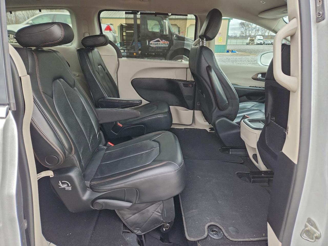 Chrysler Pacifica Touring L Image 11