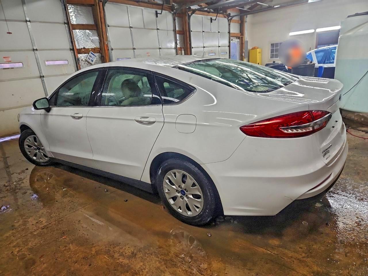 Ford Fusion S Image 2