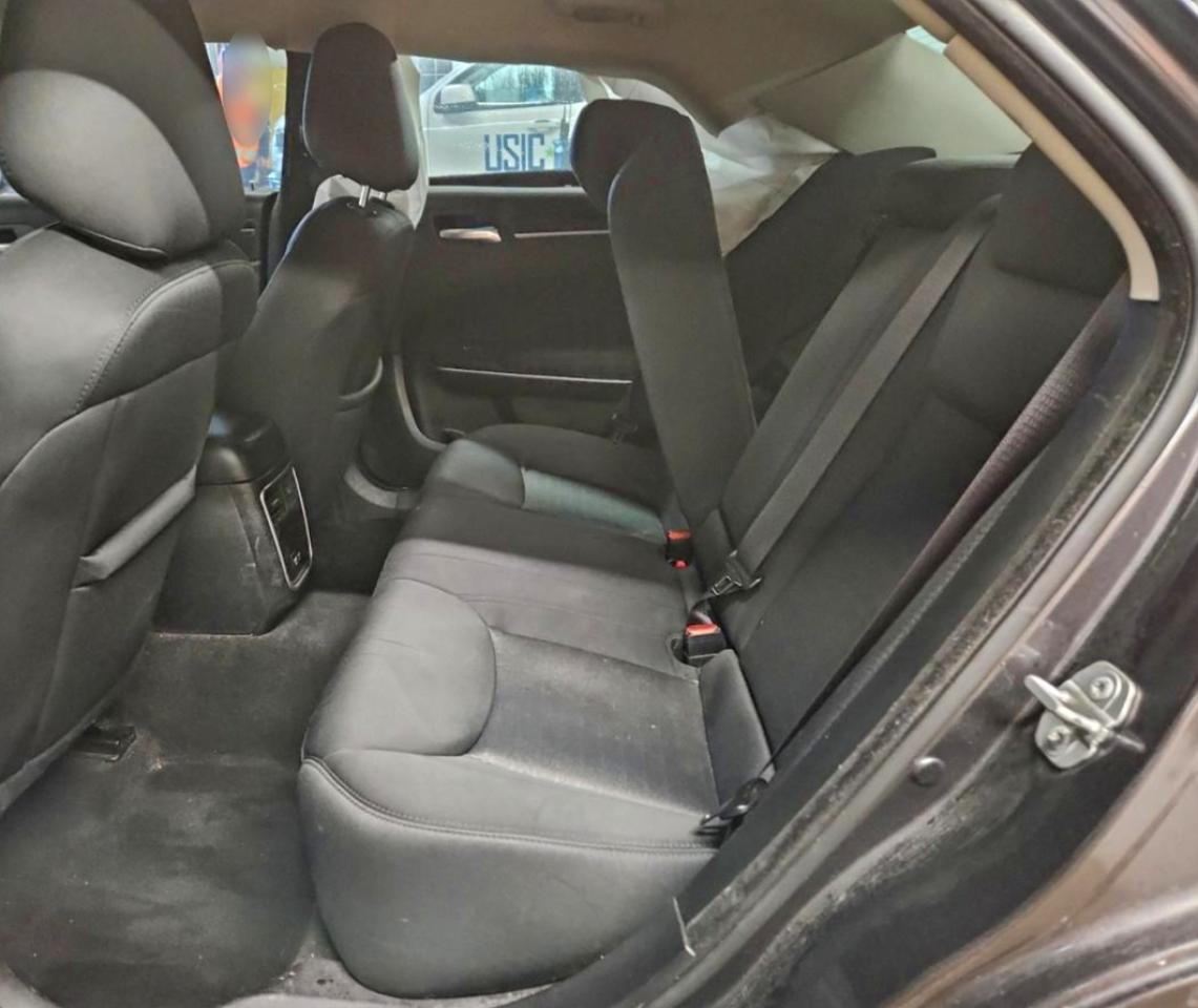 Chrysler 300 Touring Image 7