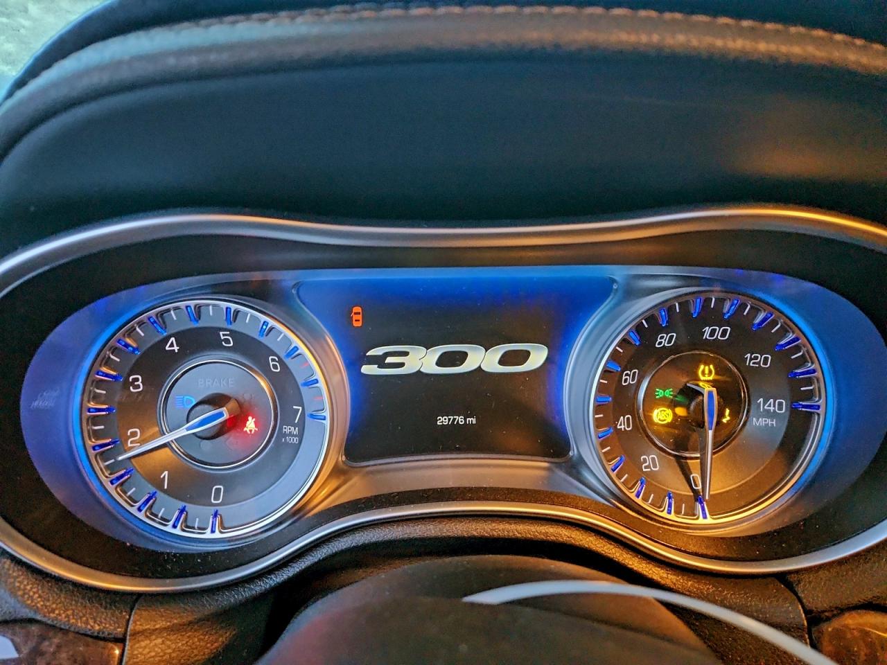 Chrysler 300 Touring L Image 9