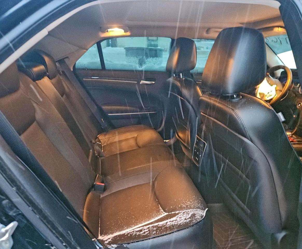 Chrysler 300 Touring L Image 10