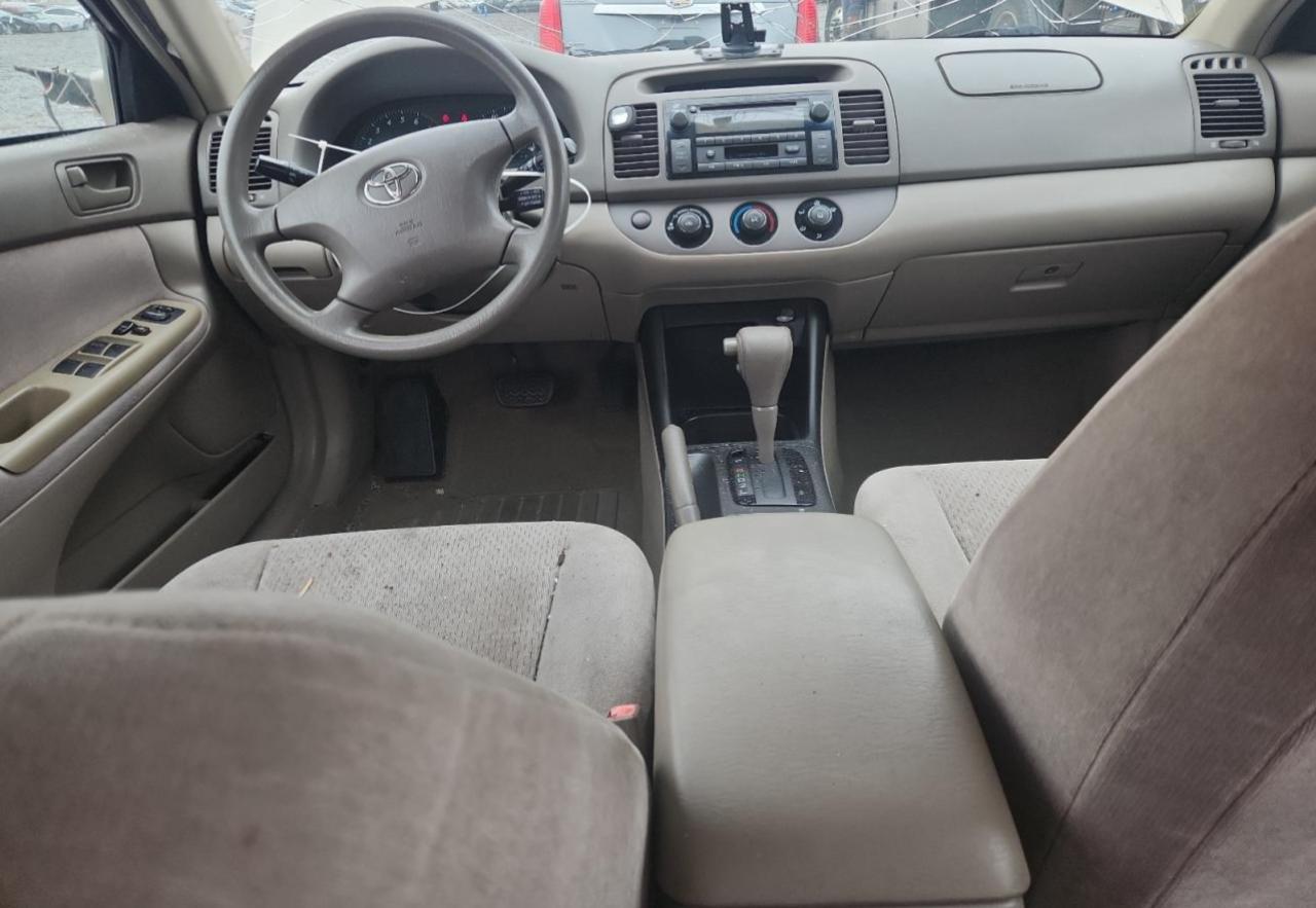 Toyota Camry Le Image 12