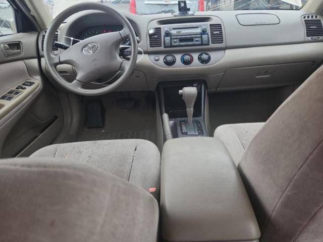 Toyota Camry Le Image 12