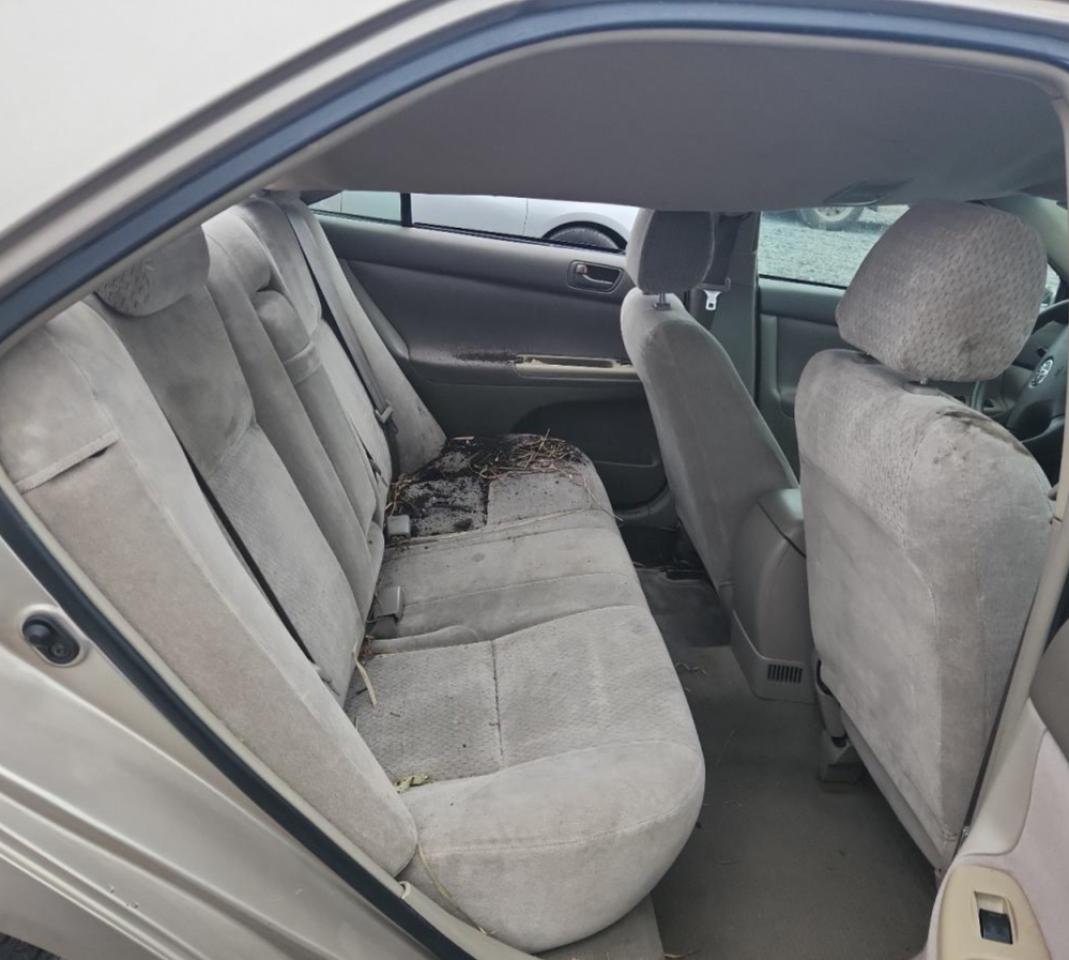 Toyota Camry Le Image 8