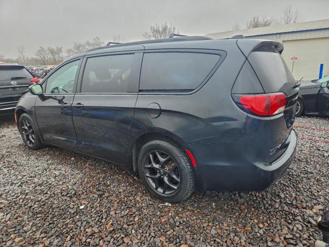 Chrysler Pacifica Touring Plus Image 2