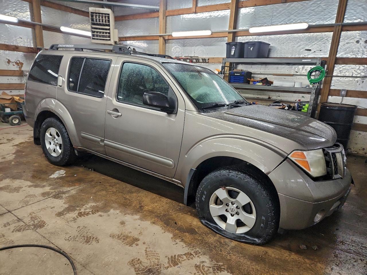 Nissan Pathfinder Le Image 2