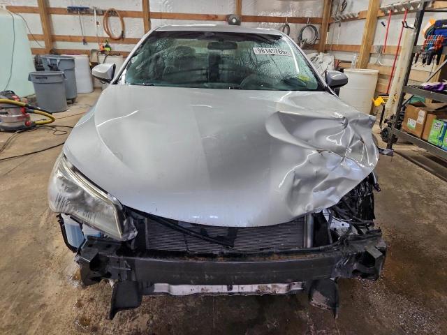 Toyota Camry Le Image 4