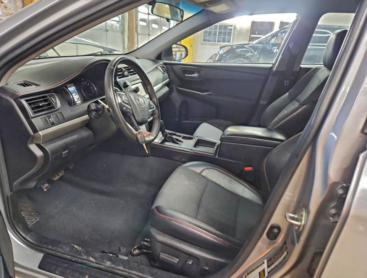 Toyota Camry Le Image 11