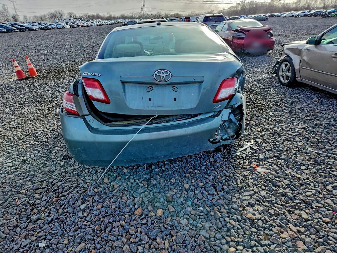 Toyota Camry Base Image 4