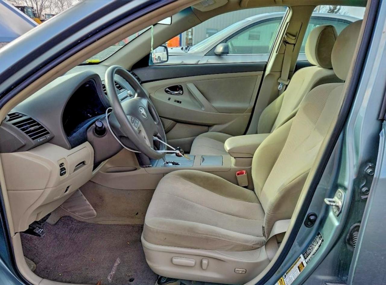Toyota Camry Base Image 2