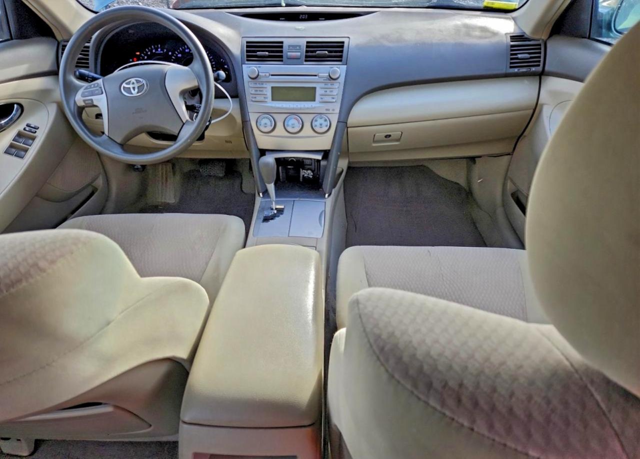 Toyota Camry Base Image 3