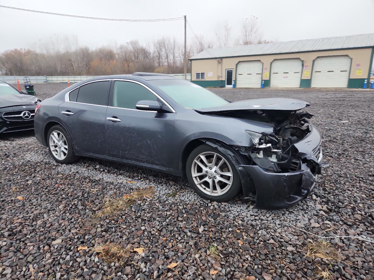 Nissan Maxima S Image 2