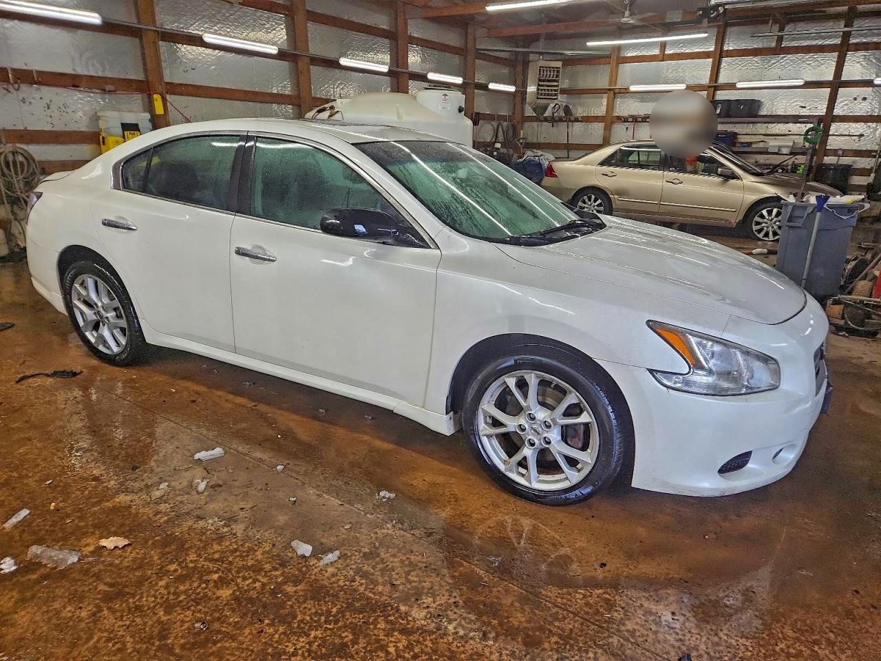 Nissan Maxima S Image 2