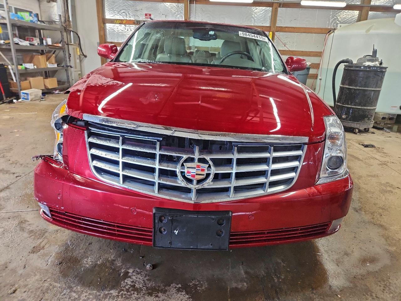 Cadillac DTS Image 8