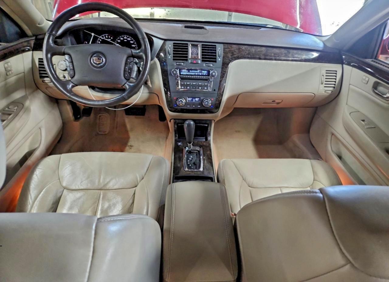 Cadillac DTS Image 2