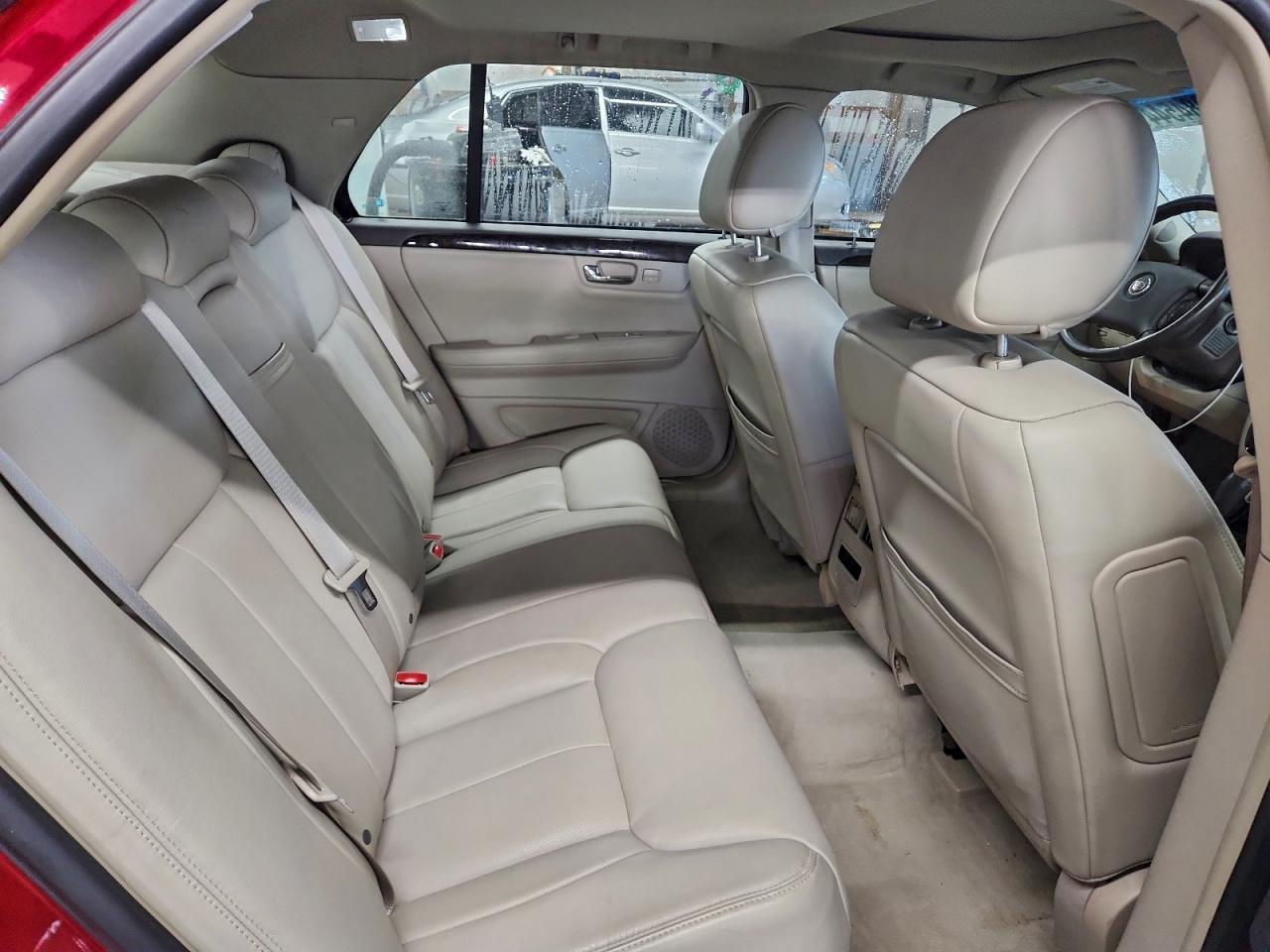 Cadillac DTS Image 11