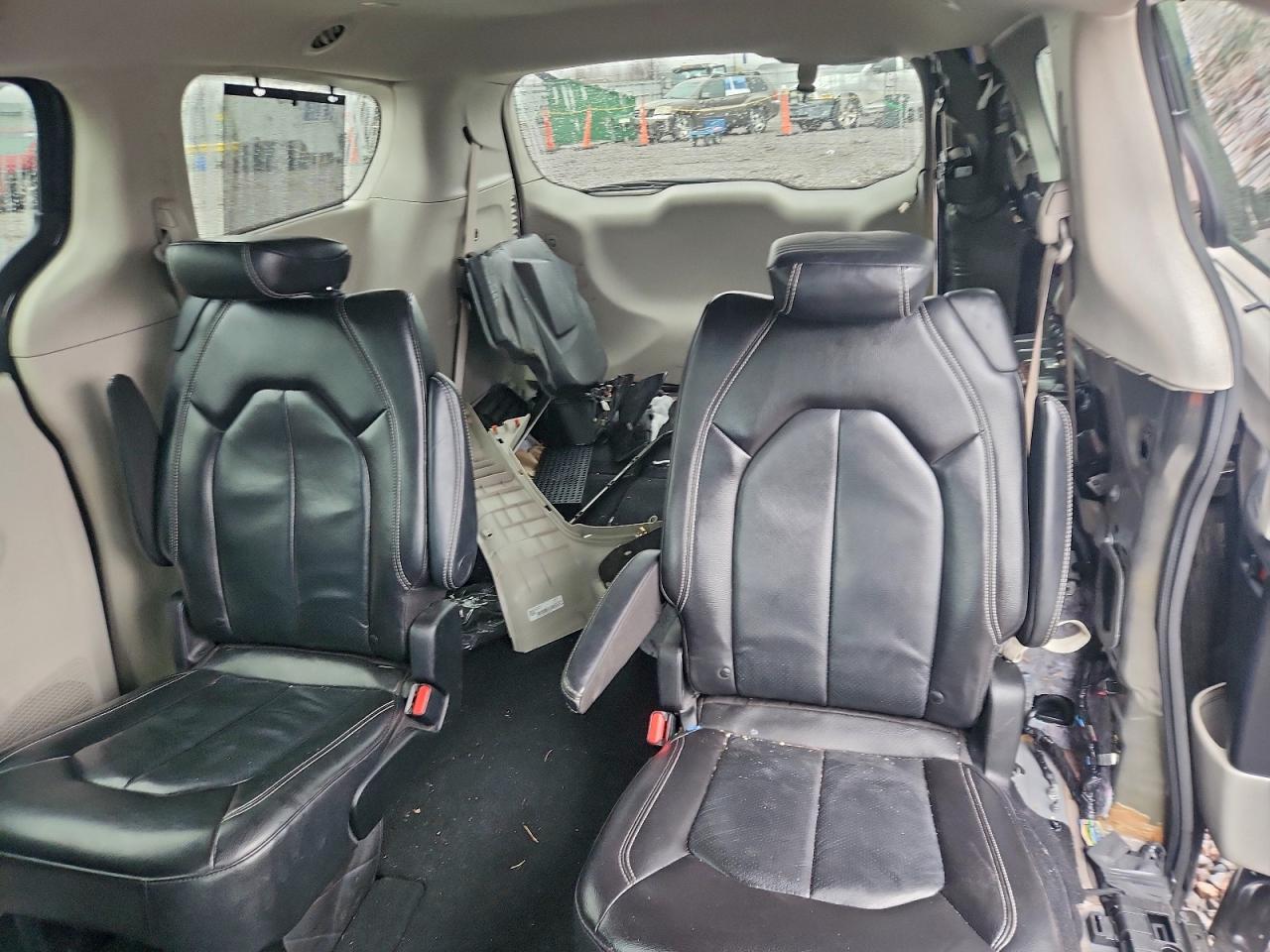 Chrysler Pacifica Touring L Image 7