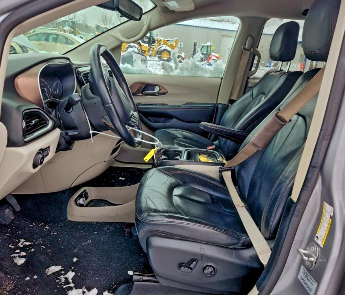 Chrysler Pacifica Touring L Image 2