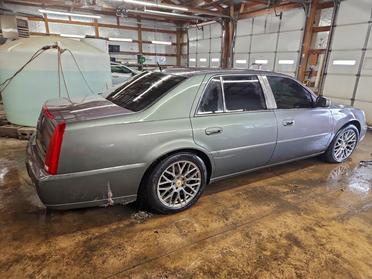Cadillac DTS Image 5