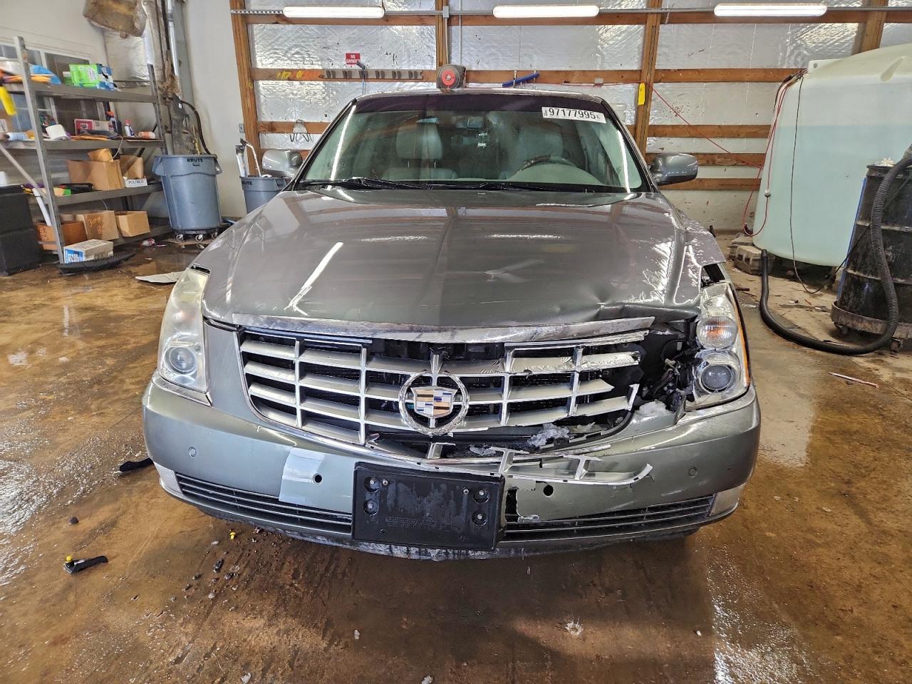 Cadillac DTS Image 2