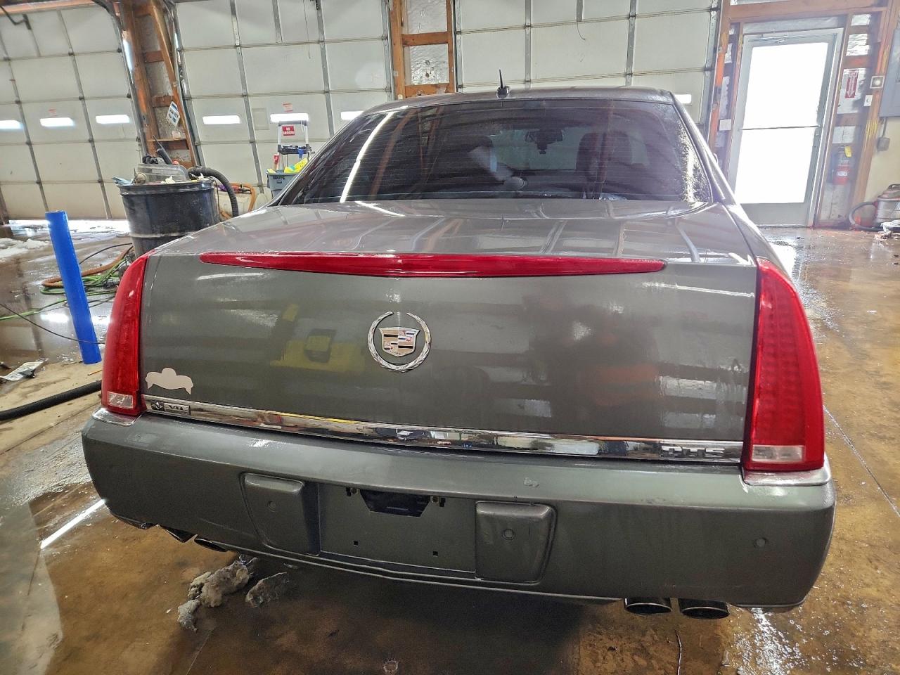 Cadillac DTS Image 4