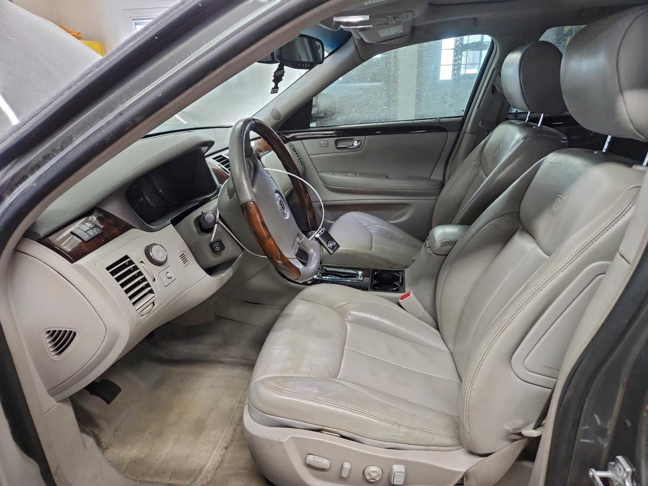 Cadillac DTS Image 6