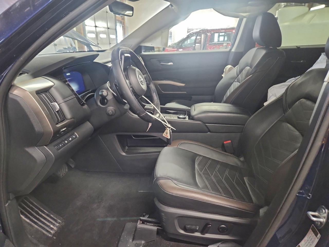 Nissan Pathfinder Platinum Image 4