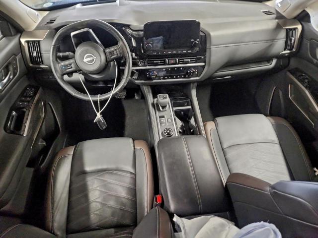 Nissan Pathfinder Platinum Image 10