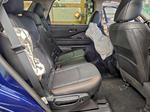 Nissan Pathfinder Platinum Image 3