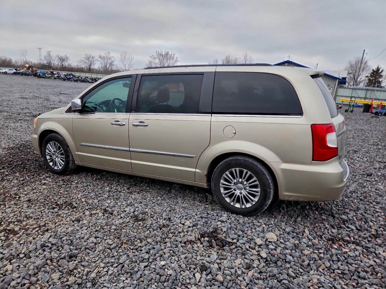 Chrysler Minivan Touring L Image 2