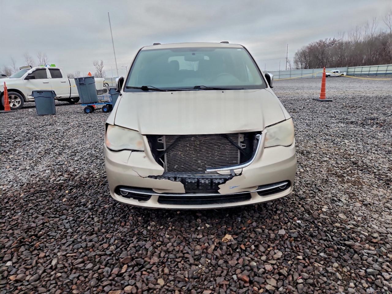 Chrysler Minivan Touring L Image 11