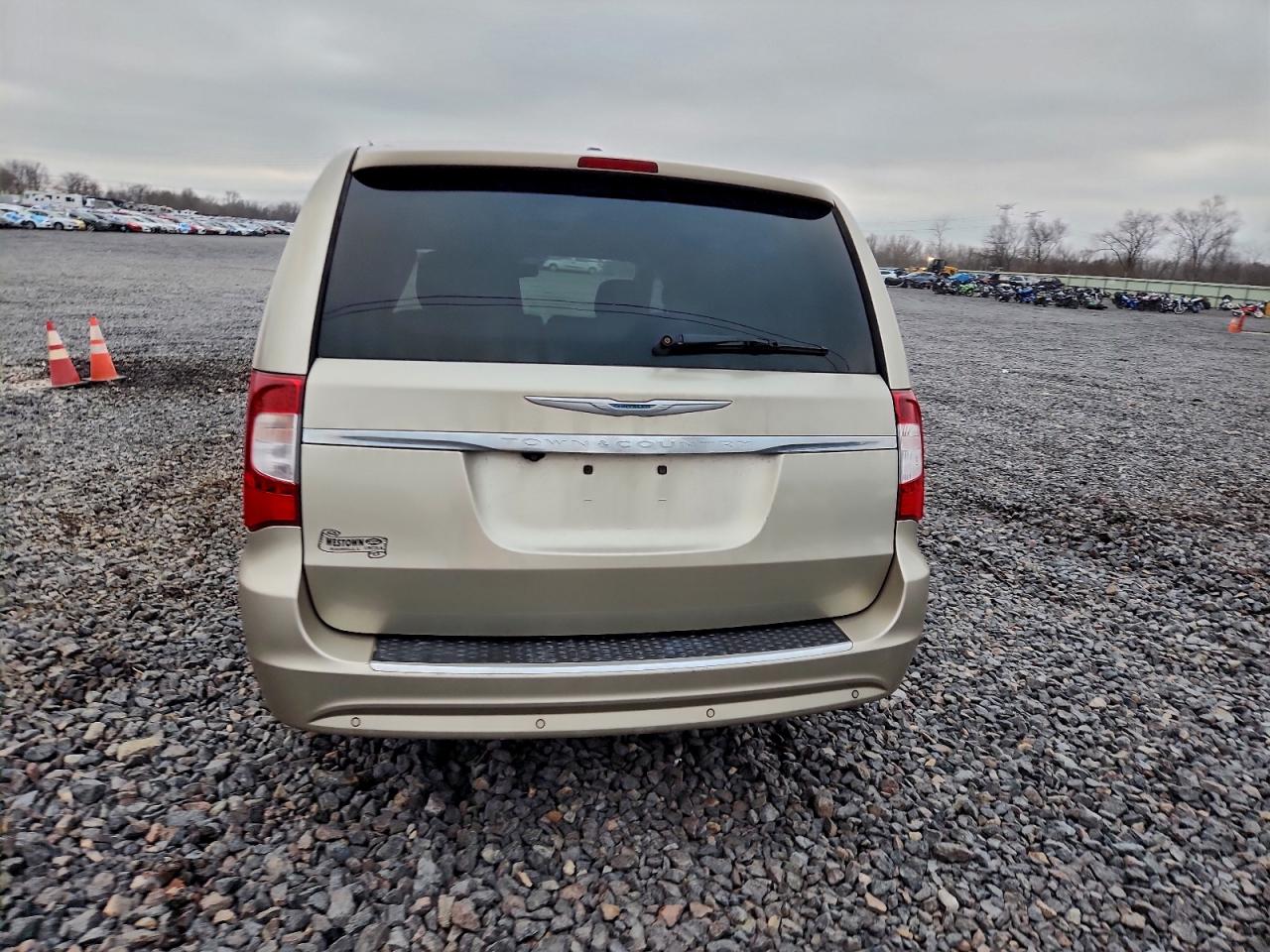 Chrysler Minivan Touring L Image 3