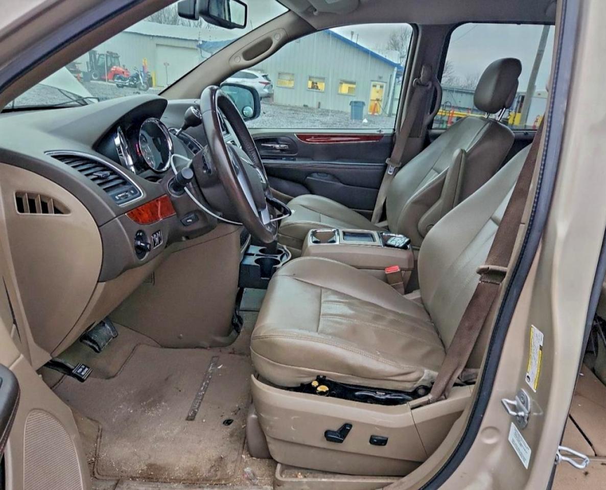 Chrysler Minivan Touring L Image 4