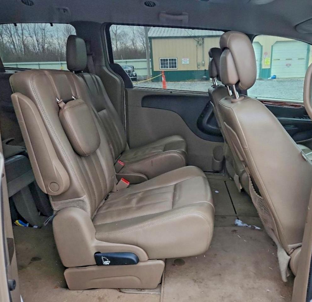 Chrysler Minivan Touring L Image 5