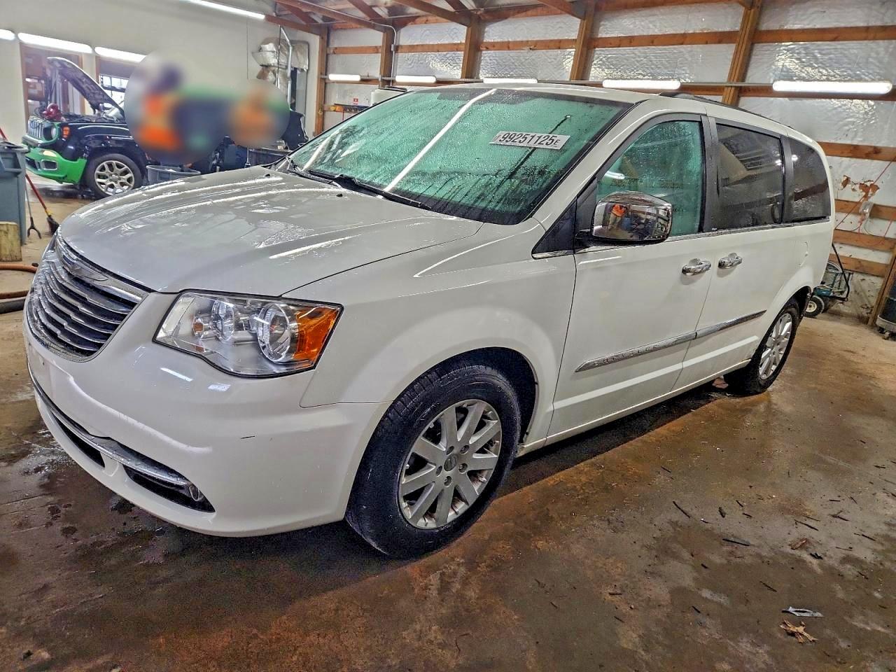 Chrysler Minivan Touring L Image 1