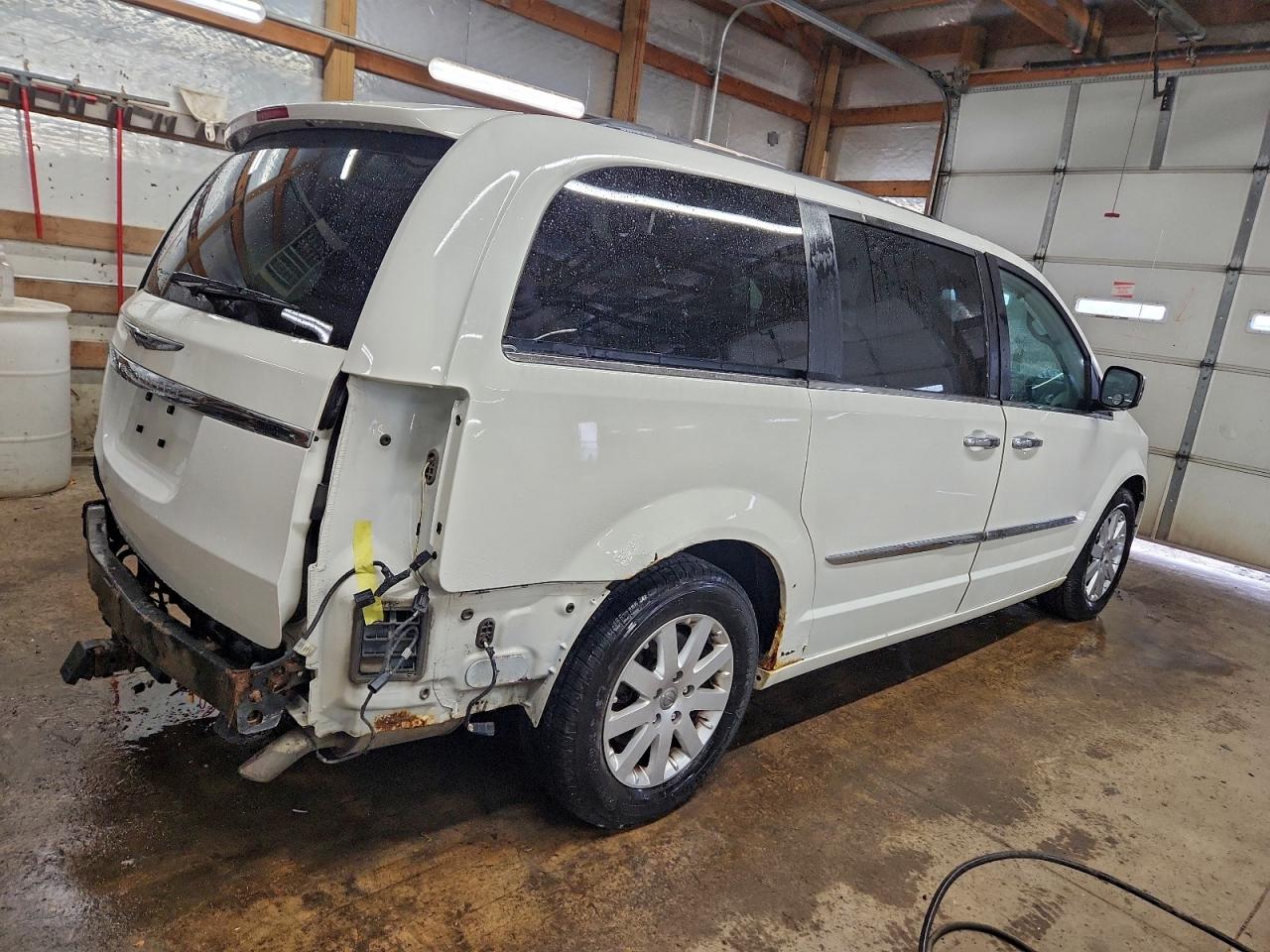 Chrysler Minivan Touring L Image 2