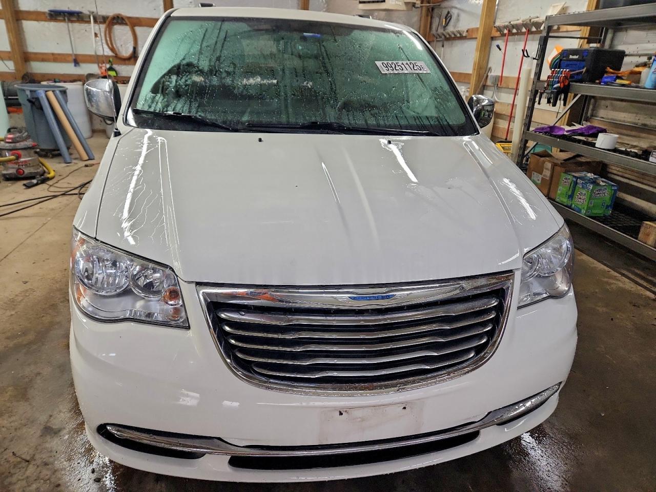 Chrysler Minivan Touring L Image 7