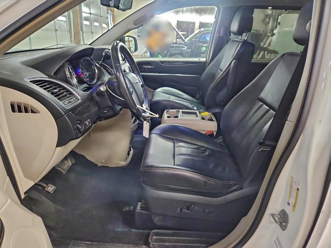 Chrysler Minivan Touring L Image 9