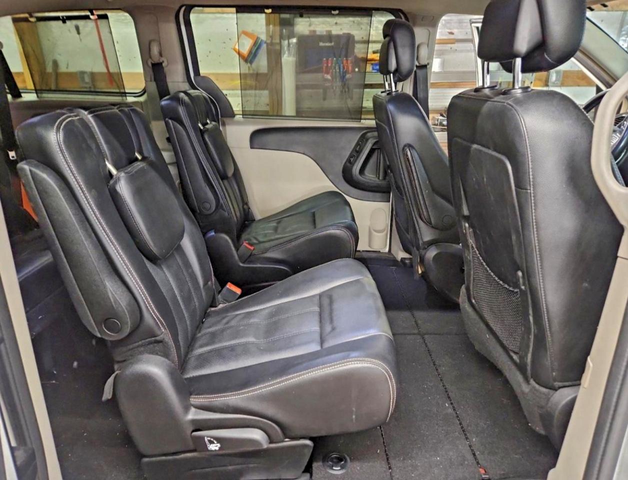 Chrysler Minivan Touring L Image 11